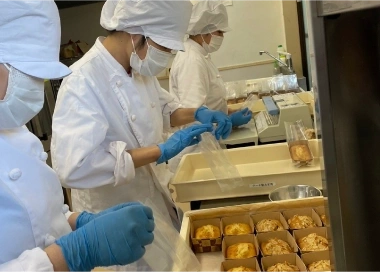 焼き菓子を作る様子