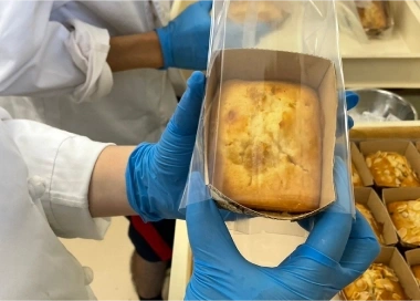 焼き菓子を作る様子